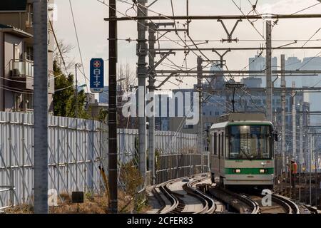 Un tramway ou une voiture de rue sur la ligne Toden Arakawa, connue sous le nom de tramway Tokyo Sakura, Zoshigaya, Tokyo, Japon. Banque D'Images