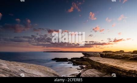 Cronulla View dans le parc national de Kamay Botany Bay sous le coucher du soleil Banque D'Images