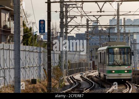 Un tramway ou un tramway sur la ligne Toden Arakawa, connue sous le nom de Tokyo Sakura. Zoshigaya, Tokyo, Japon. Banque D'Images
