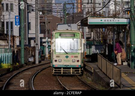 Un tramway ou un tramway sur la ligne Toden Arakawa, connue sous le nom de Tokyo Sakura. Zoshigaya, Tokyo, Japon. Banque D'Images