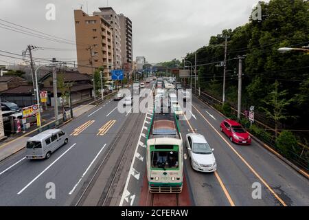 Un tramway ou un tramway sur la ligne Toden Arakawa, connue sous le nom de Tokyo Sakura. Oji, Tokyo, Japon. Banque D'Images
