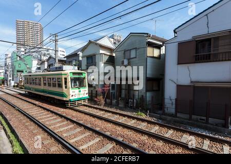 Un tramway ou une voiture de rue sur la ligne Toden Arakawa, connue sous le nom de tramway Tokyo Sakura près de Sugamo à Tokyo, au Japon Banque D'Images