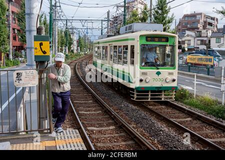 Un tramway ou un tramway sur la ligne Toden Arakawa, connue sous le nom de Tokyo Sakura. Tokyo, Japon Banque D'Images