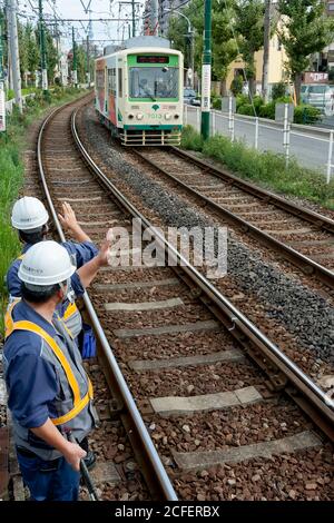 Les ouvriers branchient un tramway ou un tramway sur la ligne Toden Arakawa, connue sous le nom de tramway Tokyo Sakura. Tokyo, Japon Banque D'Images