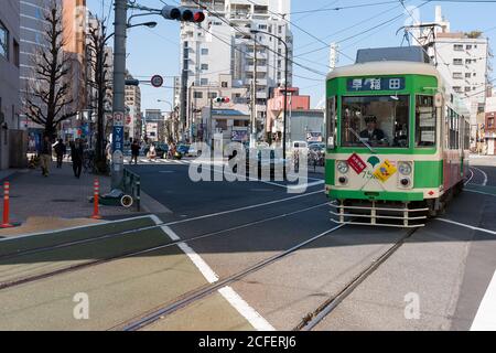 Un tramway ou une voiture de rue sur la ligne Toden Arakawa, connue sous le nom de tramway Tokyo Sakura. Près d'Ikebukero à Tokyo, Japon Banque D'Images