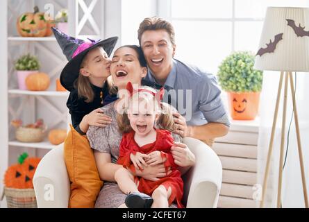 Mère, père et leurs enfants s'amusent à la maison. Bonne famille célébrant Halloween. Enfants portant des costumes de carnaval. Banque D'Images