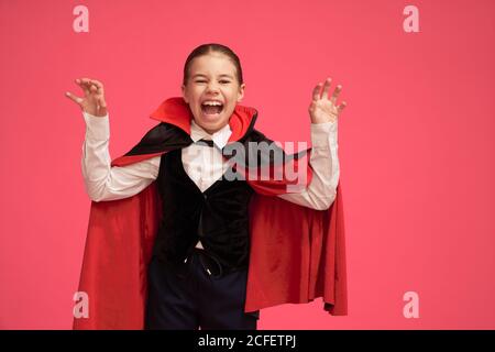 Joyeux Halloween ! Joli petit Dracula sur fond rose. Banque D'Images