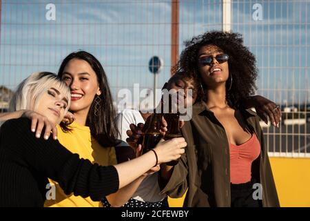 Joyeux jeunes diverses amies féminines célébrant la réunion en ville Banque D'Images
