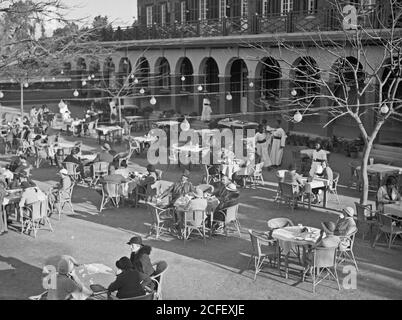 Légende originale: Egypte. Le Caire. Jardins et sports de Gezira. Courts de tennis - emplacement: Egypte--le Caire ca. 1934-1939 Banque D'Images