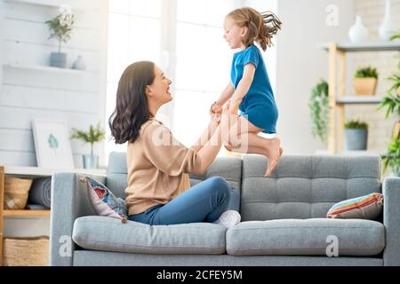 Bonne fête des mères ! Maman et sa fille fille fille fille jouent, sourient et embrasent. Vacances en famille et ensemble. Banque D'Images