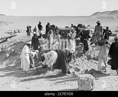 Histoire du Moyen-Orient - la quatrième pyramide de Gizeh, etc. (Récemment découverte). Travaux d'excavation en cours près de la base de la quatrième pyramide Banque D'Images