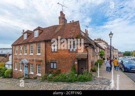 Des gens qui marchent à côté de maisons géorgiennes et d'un vieux chalet par Bakers Arms Hill sur Maltravers Street, Arundel, West Sussex, Angleterre, Royaume-Uni. Banque D'Images