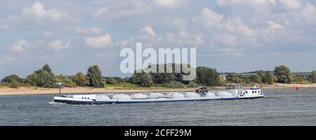 Bateau à moteur intérieur naviguant sur la rivière Waal près de Nijmegen in Pays-Bas Banque D'Images