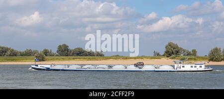 Bateau à moteur intérieur naviguant sur la rivière Waal près de Nijmegen in Pays-Bas Banque D'Images