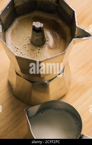 Cafetière geyser et pichet à lait Banque D'Images