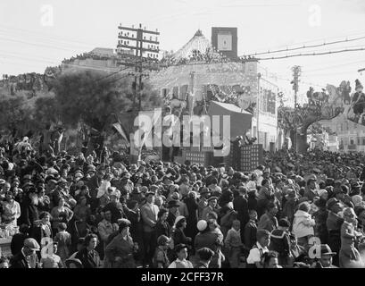 Histoire du Moyen-Orient - Carnaval de Purim à tel Aviv. 1934. Célébration de Purim à tel Aviv. Hitler flotte. Trois grands dragons conduits par le dirigeant nazi Banque D'Images