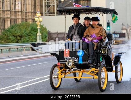 Les voitures d'époque participent à Bonhams London à Brighton Veteran car Run, Westminster, Londres, Angleterre Banque D'Images