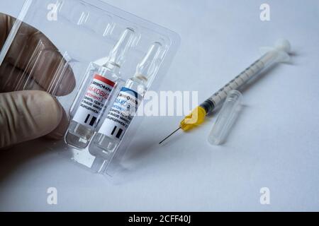 Les ampoules GAM COVID Vac vaccinal également connues sous le nom de 'putnik V'. Ampoules avec des lettres russes traduites en « Gam-COVID-Vac ». Illustration éditoriale multi-étages. Banque D'Images