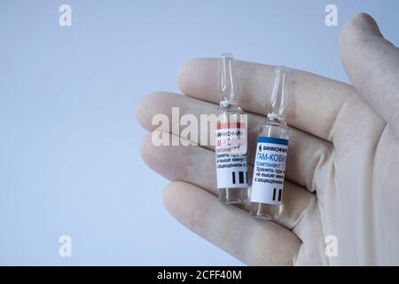 Les ampoules GAM COVID Vac vaccinal également connues sous le nom de 'putnik V'. Ampoules avec des lettres russes traduites en « Gam-COVID-Vac ». Illustration éditoriale multi-étages. Banque D'Images