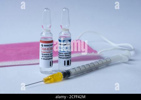 Les ampoules GAM COVID Vac vaccinal également connues sous le nom de 'putnik V'. Ampoules avec des lettres russes traduites en « Gam-COVID-Vac ». Illustration éditoriale multi-étages. Banque D'Images