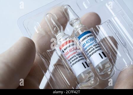 Les ampoules GAM COVID Vac vaccinal également connues sous le nom de 'putnik V'. Ampoules avec des lettres russes traduites en « Gam-COVID-Vac ». Illustration éditoriale multi-étages. Banque D'Images