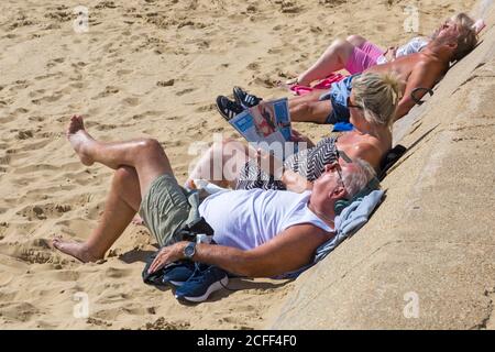 Bournemouth, Dorset, Royaume-Uni. 5 septembre 2020. Météo au Royaume-Uni : les plages de Bournemouth sont ensoleillées, tandis que les amateurs de plage se dirigent vers le bord de mer pour profiter du soleil. Crédit : Carolyn Jenkins/Alay Live News Banque D'Images