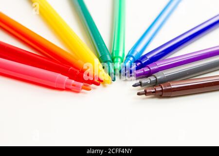 Placez les stylos à pointe feutre dans un cercle gros plan marqueurs multicolores Banque D'Images