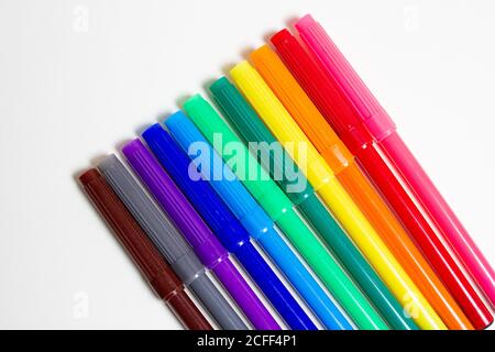 Marqueurs multicolores pour dessiner sur fond blanc. Banque D'Images