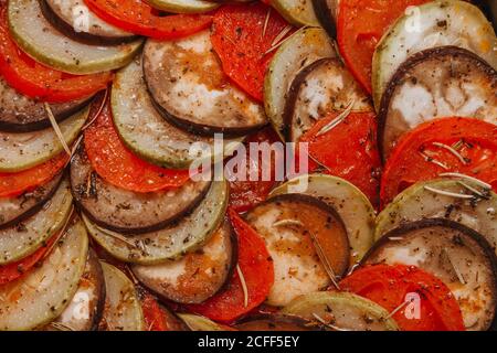 Gros plan de la ratatouille française dans un plat à pâtisserie Banque D'Images