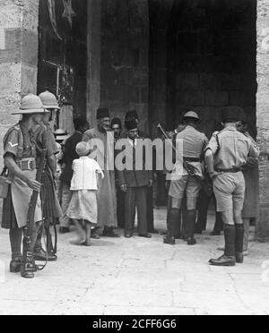 Légende originale : troubles de la Palestine 1936. Recherche d'armes à la porte de Jaffa - lieu: Jérusalem ca. 1936 Banque D'Images