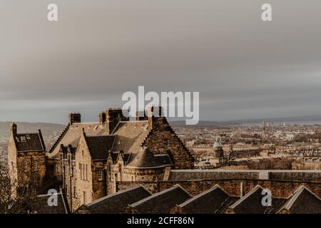 Vieux château et arbre sans feuilles situé contre le jour gris couvert un jour d'automne ennuyeux Banque D'Images