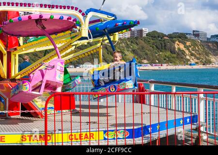 Bournemouth, Dorset, Royaume-Uni. 5 septembre 2020. Météo au Royaume-Uni : les plages de Bournemouth sont ensoleillées, tandis que les amateurs de plage se dirigent vers le bord de mer pour profiter du soleil. Crédit : Carolyn Jenkins/Alay Live News Banque D'Images