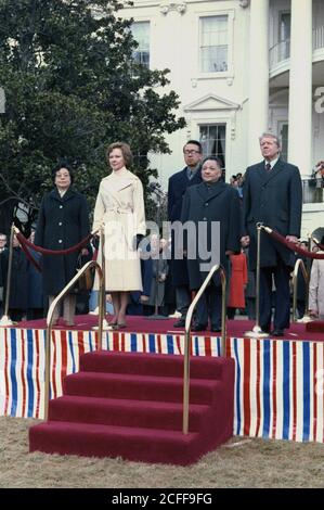 Madame Zhuo Lin Rosalynn carter Deng Xiaoping et Jimmy carter lors de la cérémonie d'arrivée du vice-premier ministre de la Chine. CA. 29 janvier 1979 Banque D'Images