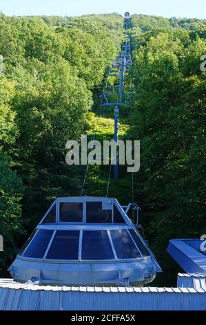 TANNERSVILLE, PA -30 AOÛT 2020 - vue sur la station de ski de Camelback Mountain, une grande station de ski dans les montagnes Poconos en Pennsylvanie, États-Unis. Banque D'Images