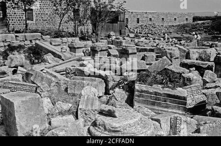 Légende originale : vues sur le nord. Vestiges remarquables de la synagogue de Capharnaüm. Ml de fragments - lieu: Israël--Capharnaüm (ville éteinte) ca. 1900 Banque D'Images