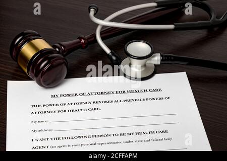 Procuration pour les soins de santé, HCPA, avec gavage et stéthoscope. Concept de planification de la mort, souhaits finaux, maladie terminale, et avance directe Banque D'Images