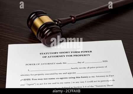 Procuration, POA avec gavel. Concept de planification de la mort, souhaits finaux, système judiciaire de succession, tutelle et impôt sur l'héritage Banque D'Images