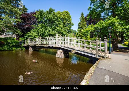 Le pont au-dessus de la piscine des cygnes dans Priory Park, Great Malvern, Worcestershire, Angleterre Banque D'Images