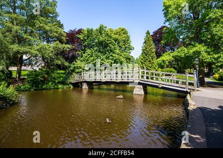 Le pont au-dessus de la piscine des cygnes dans Priory Park, Great Malvern, Worcestershire, Angleterre Banque D'Images