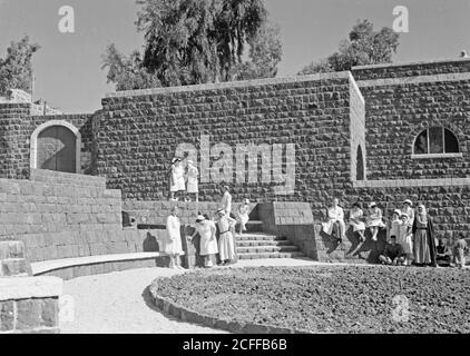 Légende originale: L'extérieur de l'hôpital de mission Tiberias Scots avec un nouveau jardin devant - emplacement: Israel--Tiberias ca. 1940-1946 Banque D'Images