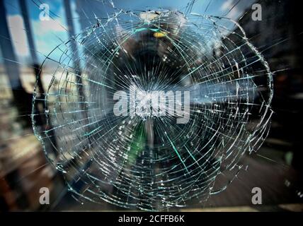 Fenêtre avec effet d'endommagement comme filet de cercles et de lignes de fissures sur la surface en verre translucide Banque D'Images