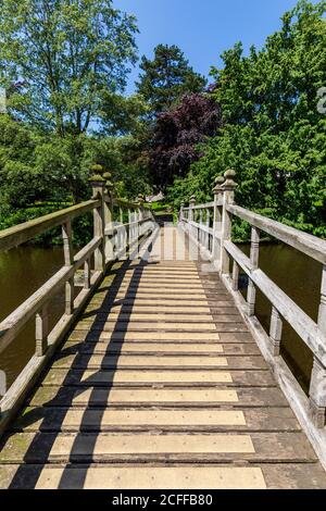 Le pont au-dessus de la piscine des cygnes dans Priory Park, Great Malvern, Worcestershire, Angleterre Banque D'Images