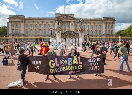 Londres, Royaume-Uni. 5 septembre 2020. Les partisans de la rébellion d'extinction tiennent une disco pop-up 'Discobedience' devant les portes de Buckingham Palace. Ils ont dansé sur des chansons, notamment « Stauing Alive », par les Bee Gees. Ils envoient un message à la Reine que son gouvernement échoue à la population. Ils ont fini par mettre en scène une « ie-in ». Credit: Tommy London/Alay Live News Banque D'Images