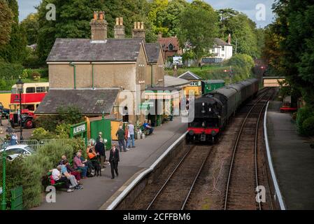 Alresford, Hampshire, Angleterre, Royaume-Uni. 2020. Un moteur de char d'époque tire des cars, approchant la plate-forme à la gare d'Alresford sur la ligne Watercress Banque D'Images