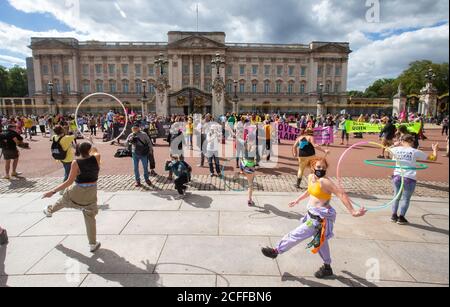 Londres, Royaume-Uni. 5 septembre 2020. Les partisans de la rébellion d'extinction tiennent une disco pop-up 'Discobedience' devant les portes de Buckingham Palace. Ils ont dansé sur des chansons, notamment « Stauing Alive », par les Bee Gees. Ils envoient un message à la Reine que son gouvernement échoue à la population. Ils ont fini par mettre en scène une « ie-in ». Credit: Tommy London/Alay Live News Banque D'Images