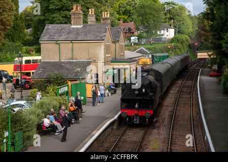 Alresford, Hampshire, Angleterre, Royaume-Uni. 2020. Un moteur de char d'époque tire des cars, approchant la plate-forme à la gare d'Alresford sur la ligne Watercress Banque D'Images