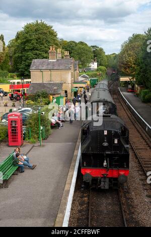 Alresford, Hampshire, Angleterre, Royaume-Uni. 2020. Un moteur de char d'époque tire des cars, approchant la plate-forme à la gare d'Alresford sur la ligne Watercress Banque D'Images