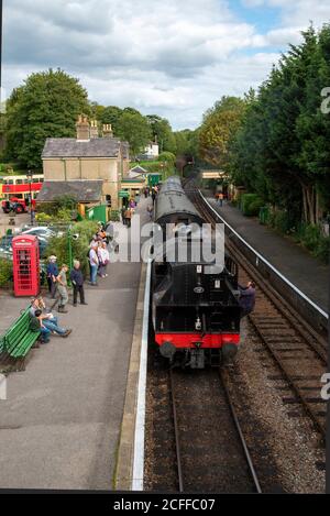 Alresford, Hampshire, Angleterre, Royaume-Uni. 2020. Un moteur de char d'époque tire des cars, approchant la plate-forme à la gare d'Alresford sur la ligne Watercress Banque D'Images