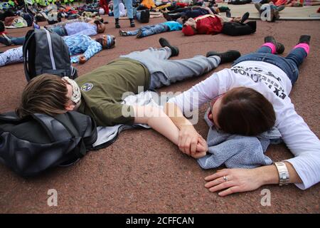 Extinction les militants rebelles à l'extérieur de Buckingham Palace à Londres tiennent une danse de discobedience suivie d'un 'Die In', le 5 septembre 2020. Banque D'Images