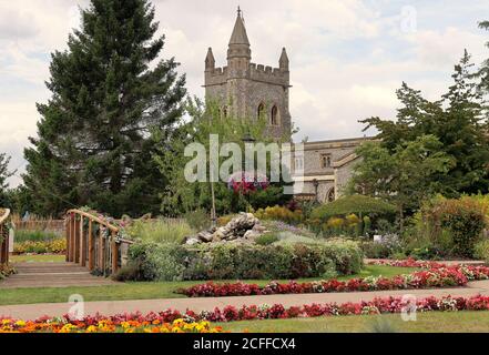 Jardin du village Memorial avec église en arrière-plan Banque D'Images